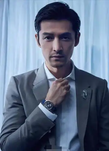 胡歌穿灰色西装,成熟稳重,高级又时尚,不愧是"西装男神"