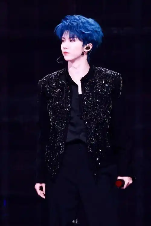 马嘉祺蓝发舞台图来了,怎么样?#时代少年团演唱会直播