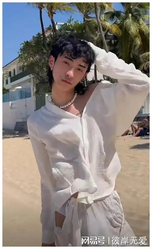 伊能静儿子海岛度假,哈利穿裤裙,戴耳环,一双高筒水靴抢镜|墨镜|包包|