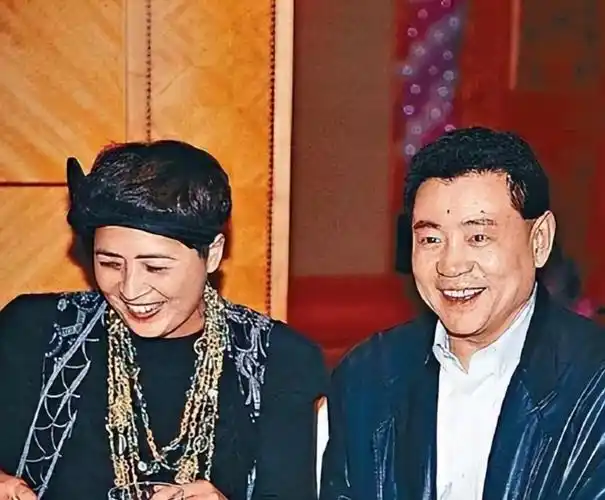 回顾:布局15年,分走刘銮雄七百亿身家原形毕露,网友直呼:手段高明