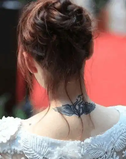 张馨予早年透背装现身活动脖子处纹身成亮点是有特别意义吗