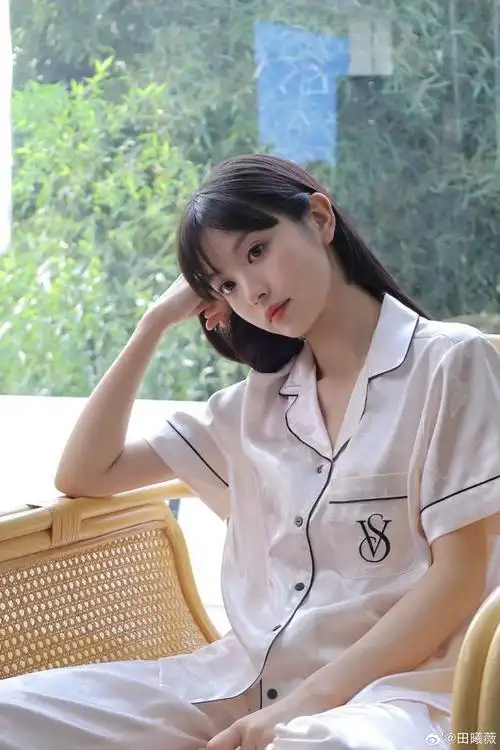 田曦薇刘海长发造型