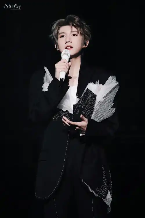 王源说一个月五场狂欢##王源晒巡演舞台照说下个舞台见