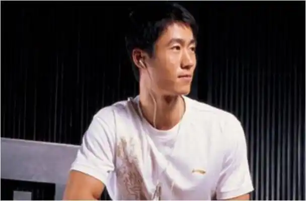 国乒名将王励勤的传奇人生曾与赵薇恋爱最终抱得小娇妻归