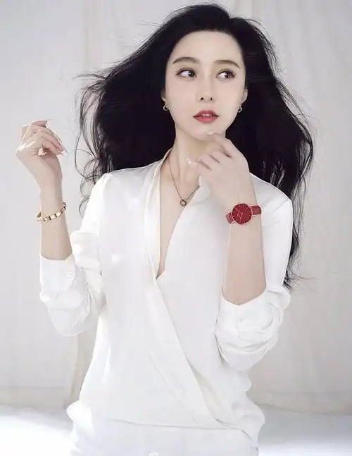 范冰冰穿深v白西装秀身材皮肤白皙气质干练