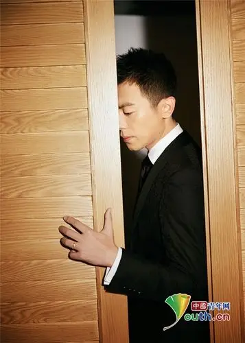 朱亚文西装look展成熟魅力 系领带秀"侧颜杀"