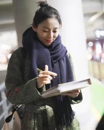 最近王媛可现身上海机场,素颜面对记者也是笑脸相对,十分亲和!