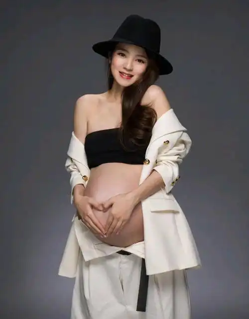 安以轩晒二胎孕肚照,而前段时间好姐妹陈乔恩也被传怀孕了