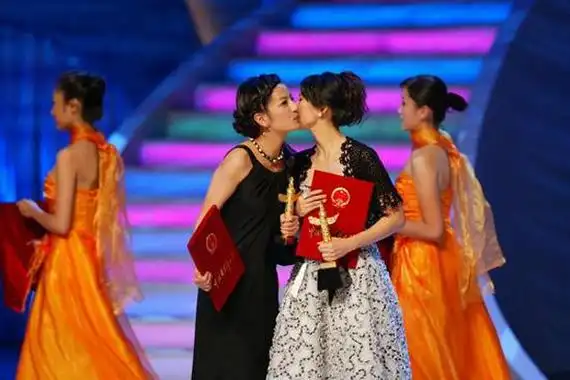 章子怡赵薇不和是真的吗 二人曾同台拿奖斗艳