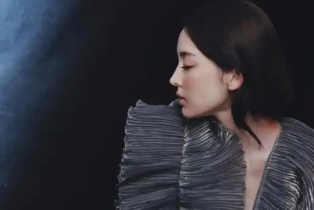 古力娜扎穿设计感时装气质高冷,秀立体五官上演侧颜杀