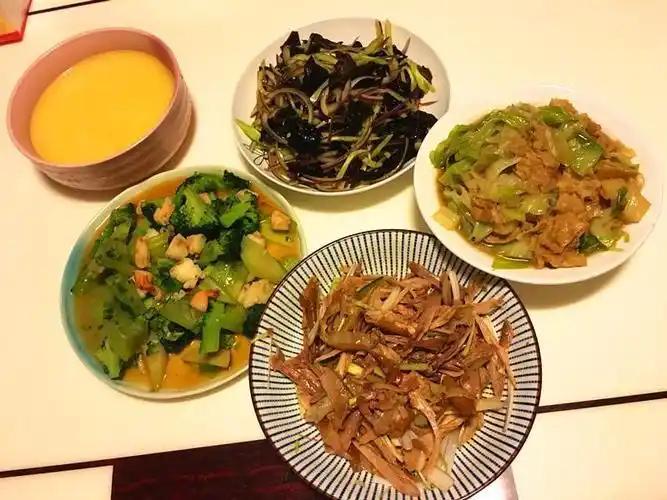 妈妈花二十多元做了四菜一汤,简单有营养,家常菜吃着就是舒服!