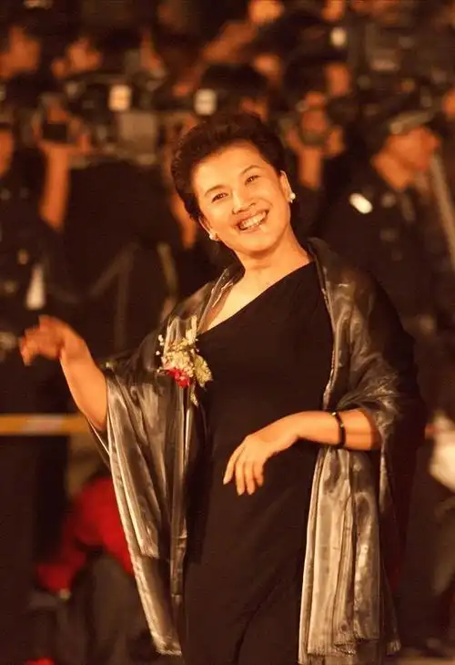 宋春丽:我这辈子最正确的决定,就是在61岁当奶奶的年纪做了妈妈|邓婕