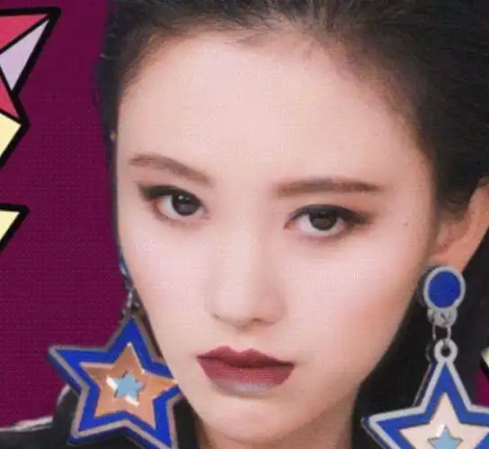 鞠婧祎第一次尝试大背头造型,当刘海掀到后脑勺后,发际线过于抢镜