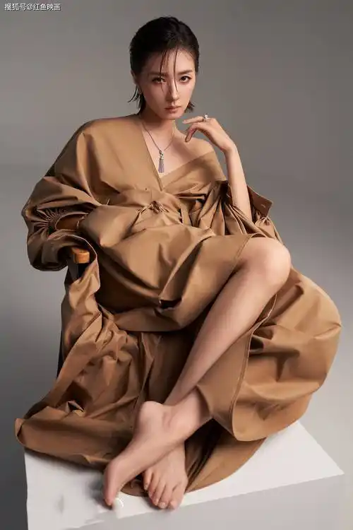 万茜光脚性感写真