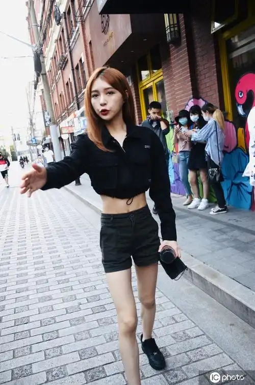 张语格现身街头秀大长腿 粉丝一路跟拍人气火爆