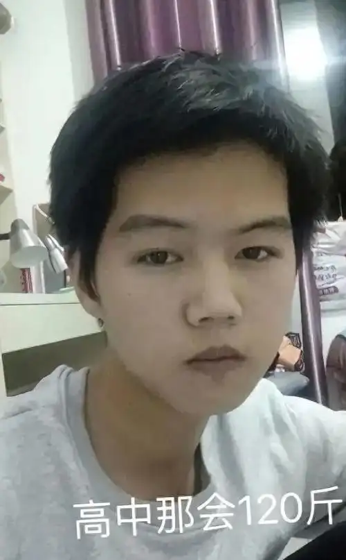 据说是一个高中同学,噢不,是一个吃播达人,与我们的鹿晗有着惊人的