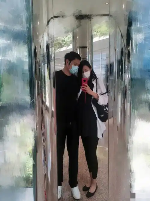 张梓琳挺大肚与老公逛街,夫妻相拥合影郎才女貌,待产仍四肢纤细