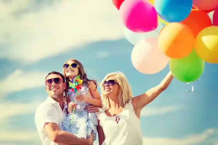 阳光下开心的三口之家