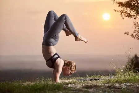 有魅力的赤脚体操女孩在训练装备训练复杂瑜珈锻炼室外在淡粉色夏天