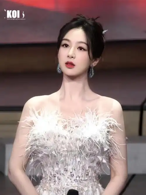 杨紫超话爱上紫神@杨紫就像呼吸一样简单#长相思演唱会