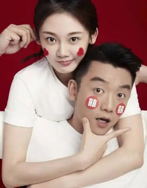 原创郑恺和孕妻苗苗出游秀恩爱湖面观赏鸳鸯边聊天笑声幸福又甜蜜