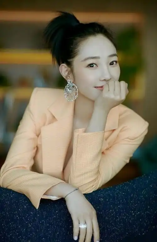 可以在拍个人写真照时尝试西装反穿,但是在日常生活中可千万不要学,而