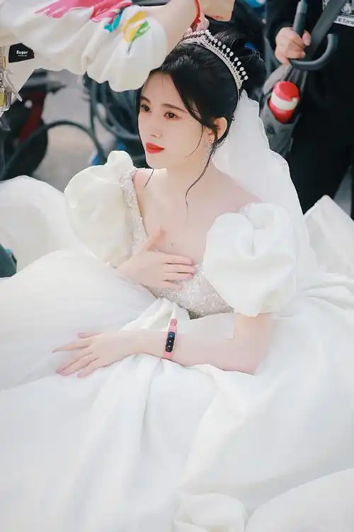 鞠婧祎婚纱造型