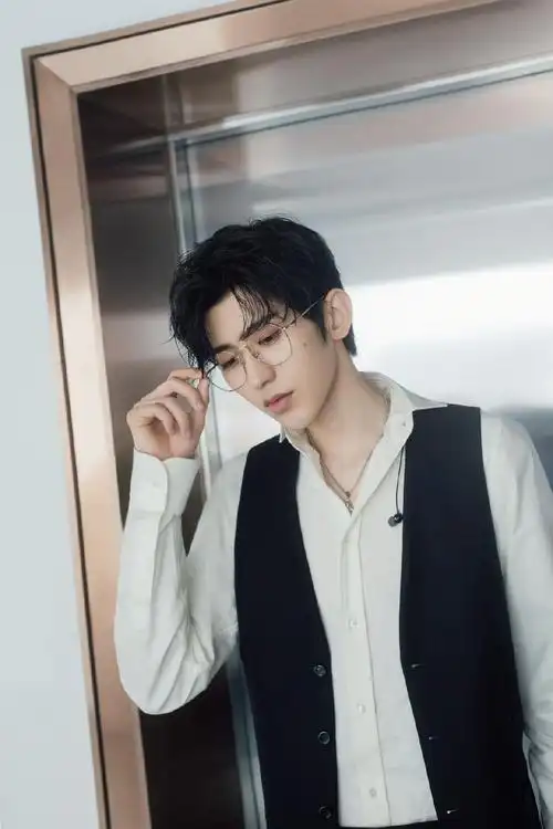 蔡徐坤最新造型图曝光金丝边眼镜造型尽显斯文帅气