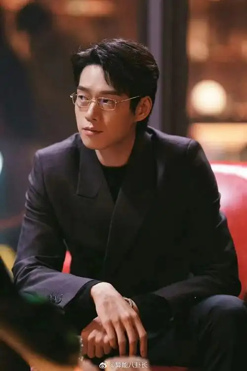 多戴眼镜!多穿西装!