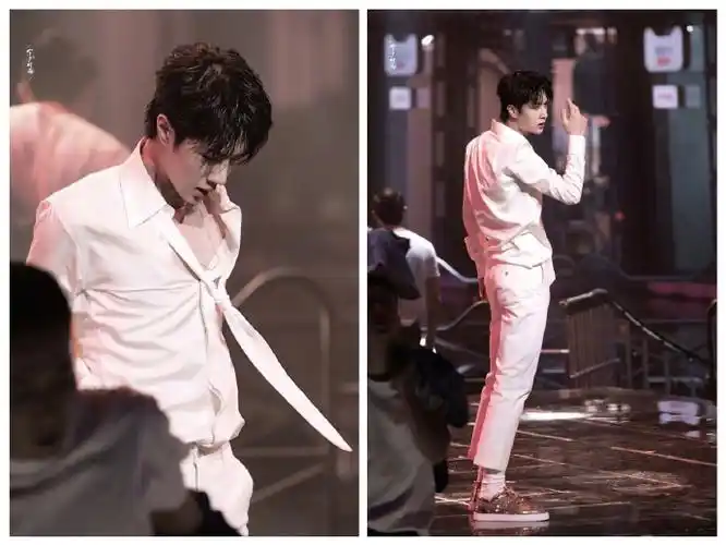 王一博超话今晚双十一开幕盛典舞台,穿上fendi白西装,梳起湿发造型,叠