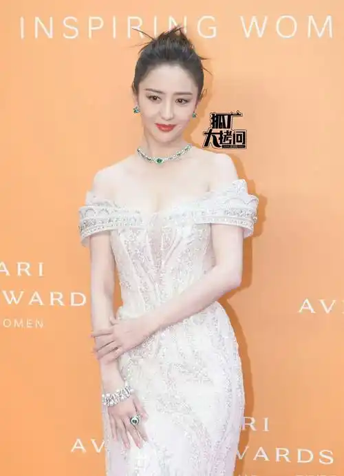 佟丽娅才是人间尤物,深v礼服美艳动人,爱了爱了!_衣服_整体_珠宝