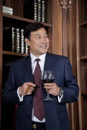 东方人,中年人,一个人,站,微笑,竖图,彩色,室内,白天,正面,时尚,幸福