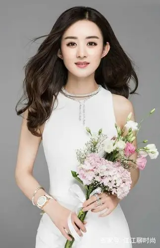 赵丽颖厉害,"女王裙" 皇冠美回颜值巅峰,露"蝴蝶背"更惊艳