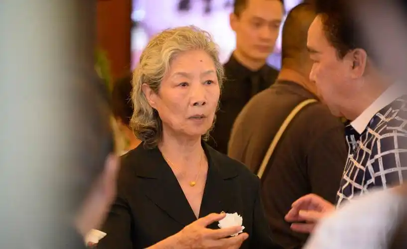 "镇元大仙"吴桂苓追悼会 妻子吕中神情哀伤