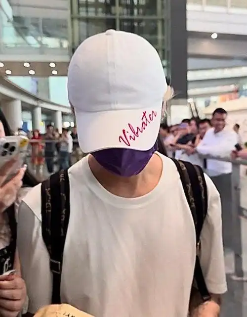 鹿晗机场再掀热潮:从香味到眼神,绅士又温柔!全是粉丝福利