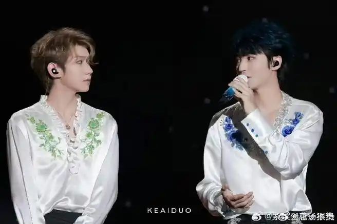 王源王俊凯相视一笑##王俊凯王源舞台上对视#王源王俊凯对视,凯源上