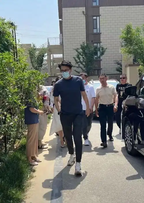 靳东回老家被偶遇与老乡拍照并签名身后多位人员跟随走路霸气