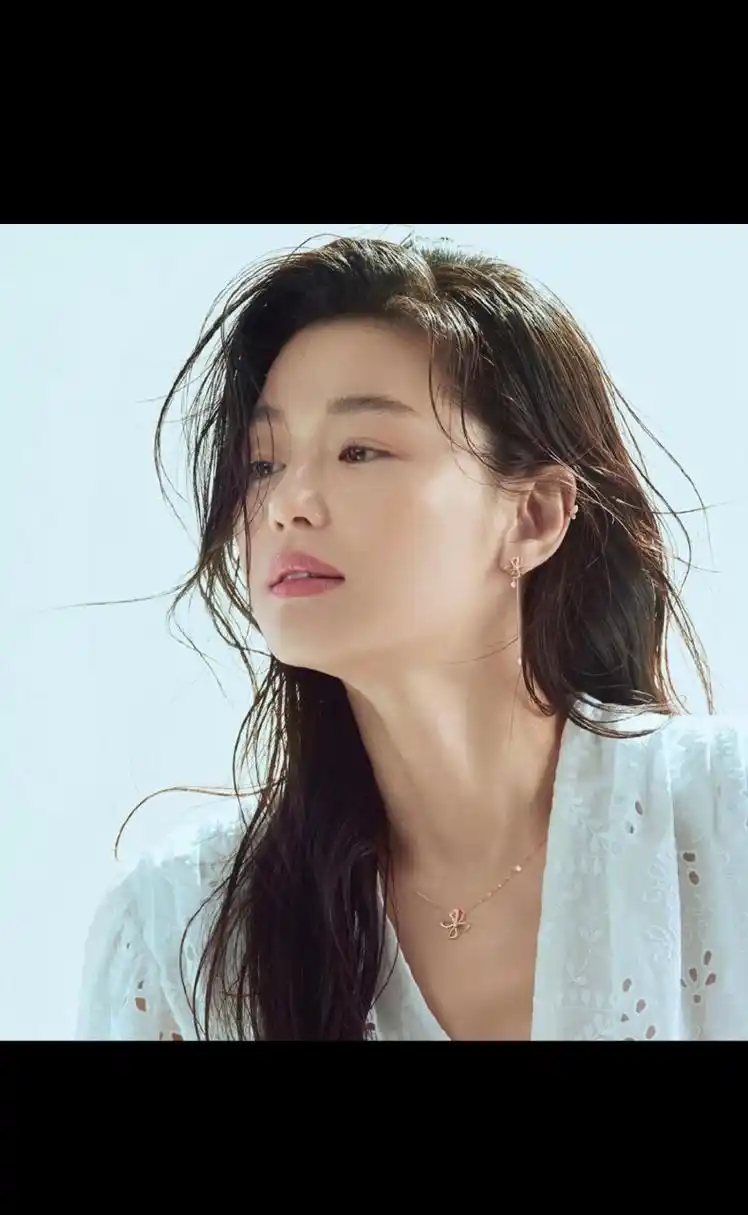 全智贤,1981年10月30日出生在韩国首尔,身高174厘米,体重53公斤,币档