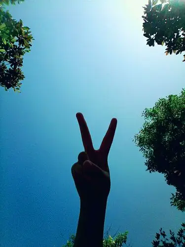 炎炎夏日 剪刀手.