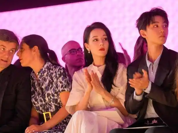 黄景瑜二婚传闻与迪丽热巴称呼风波:真相如何?