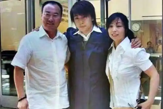 释小龙全家照曝光,妈妈年轻漂亮似姐姐,爸爸比他还厉害