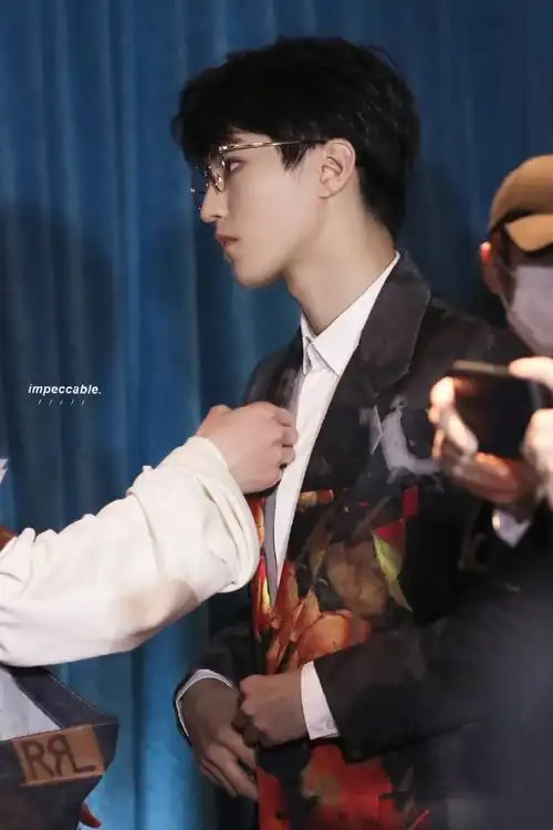 王俊凯金丝眼镜