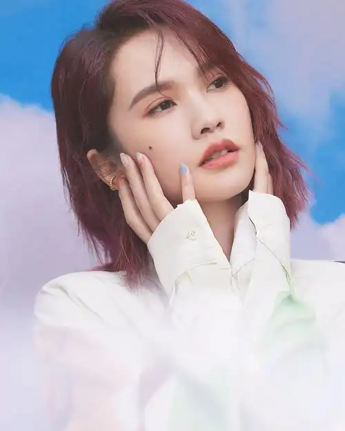 杨丞琳发布梦幻唯美写真享受风拂云绕惬意舒适