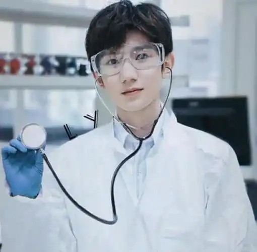 同样是医生装看到易烊千玺后网友想生病了