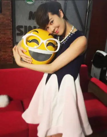 《蒙面》哈哈一笑揭面 郁可唯甜美现身