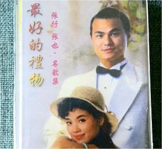 歌唱家张也未婚不孤单伴侣相伴人生路婚姻非女人唯一选择