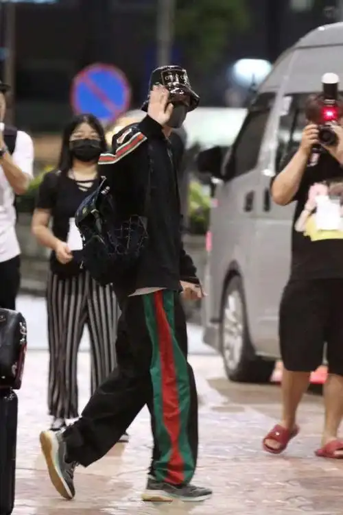 肖战王一博泰国机场照出炉看两人的私服穿搭