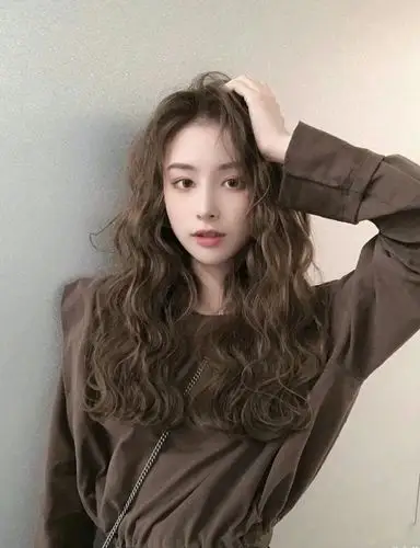 【图】2021冬天时兴卷发,增强气质也是有女人气场_女生卷发发型_发藏