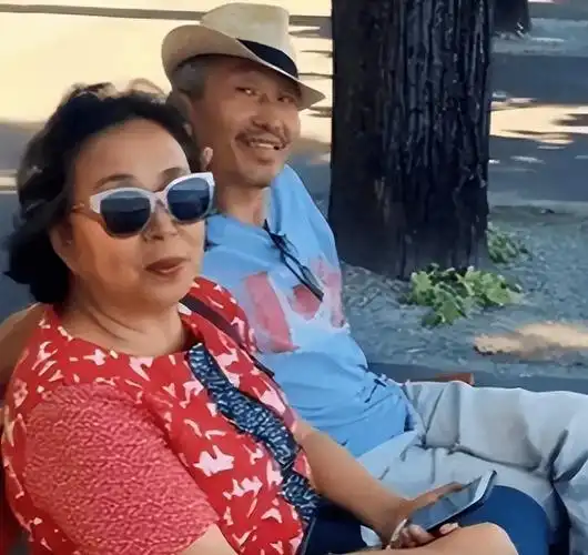 原创老戏骨杜源4岁认识爱妻结婚41年零绯闻女儿成了最大骄傲