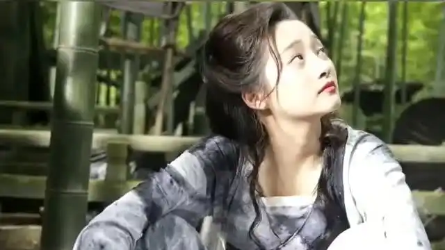 花絮里的关晓彤好美啊,撑伞镜头也很有味道!